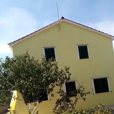 Apartment Yellow *